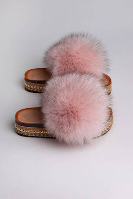 Jasno różowe klapki z naturalnym futrem lisa