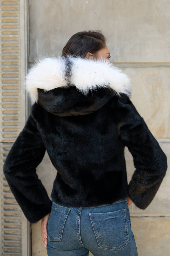 Czarne futro z norki efektowym kapturem z lisa