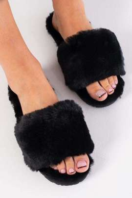 Czarne kapcie z naturalnym kożuszkiem