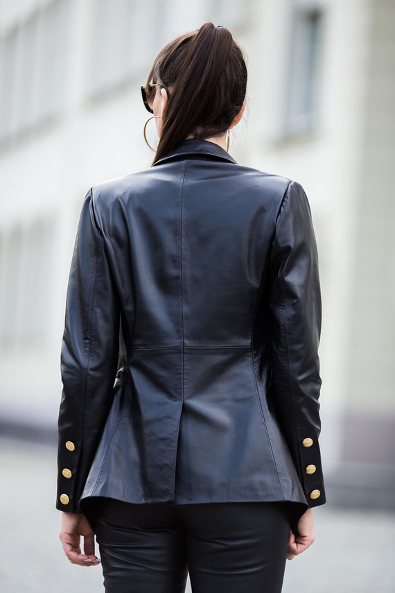 Czarna skórzana marynarka ze złotymi guzikami