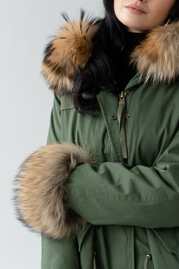 Zielona parka damska obszyta naturalnym  futrem jenota