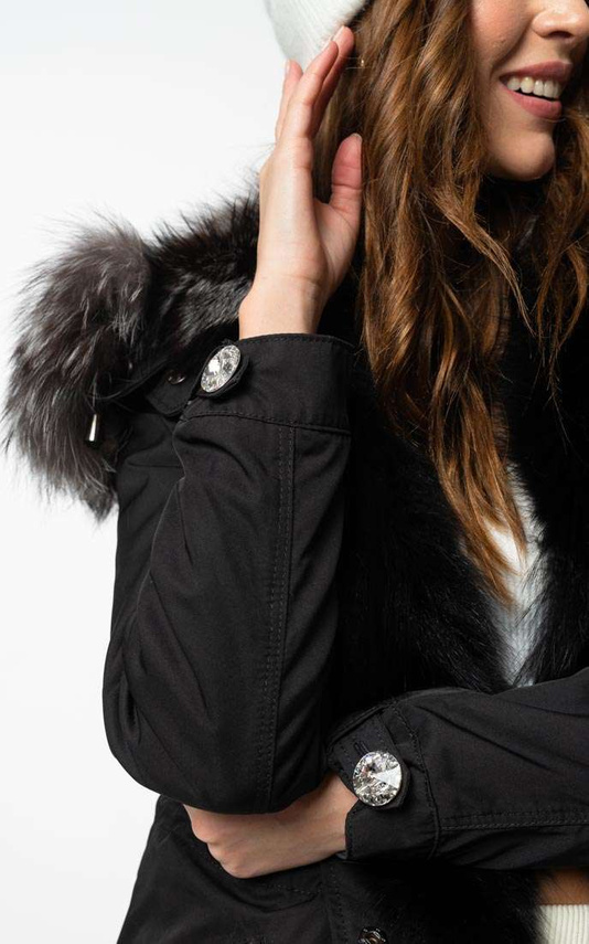 Czarna parka obszyta naturalnym futrem lisa z guzikami Swarovski