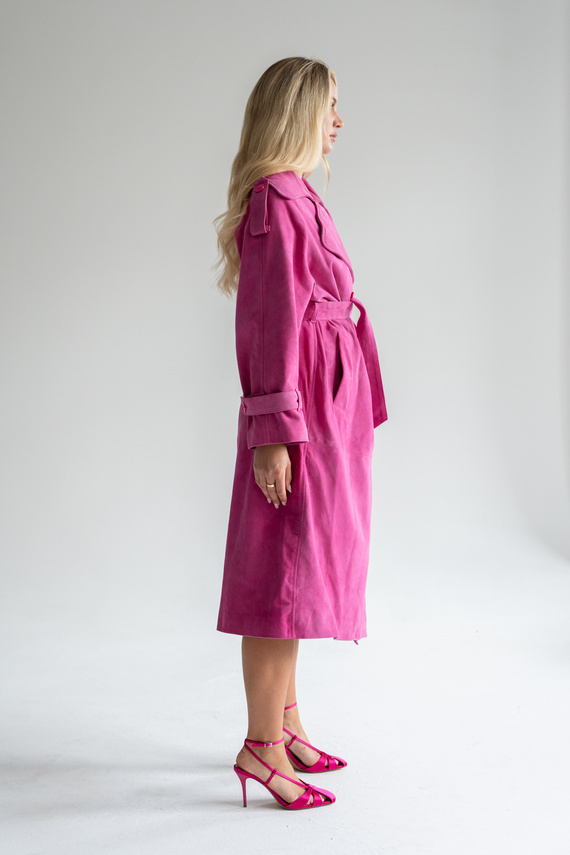 Fuksiowy zamszowy trench z naturalnej skóry