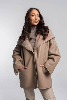 Beżowy kożuch ze skór merynosów z kapturem