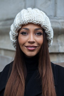 Kremowa ręcznie robiona czapka wełniana