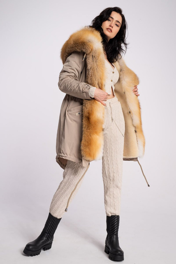 Beżowa kurtka parka obszyta naturalnym futrem lisa