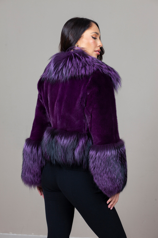Fioletowe futro z norek w połączeniu z lisem