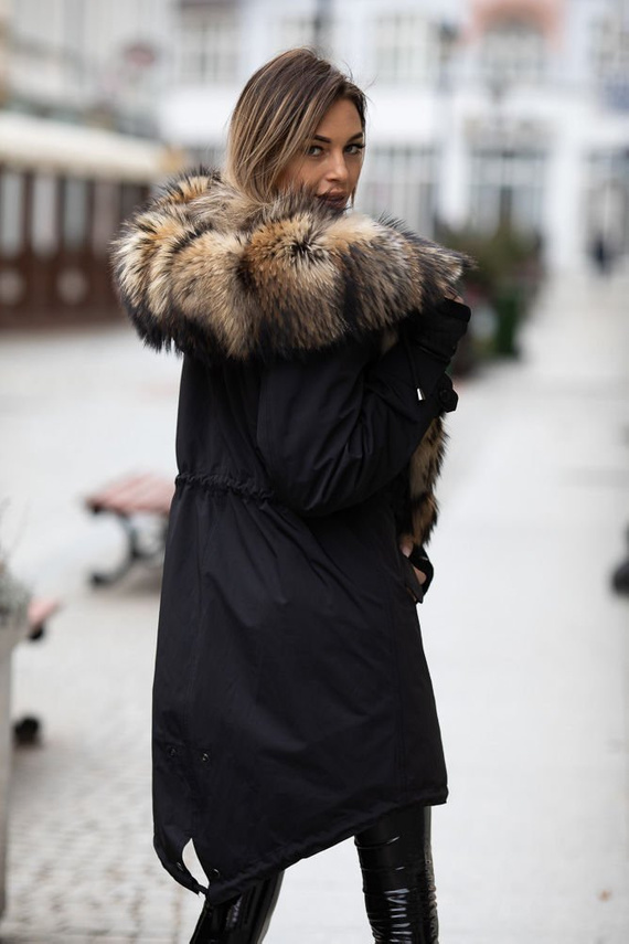 Parka damska obszyta naturalnym futrem jenota