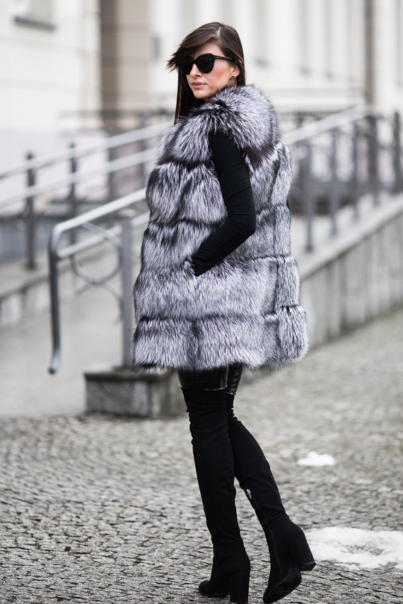 Futrzana kamizelka z naturalnego futra lisa srebrnego.