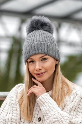 Kaszmirowa czapka w kolorze szarym z futrzanym pomponem