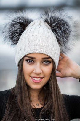 Czapka wełniana z mankietem w kolorze ecru z dwoma pomponami z naturalnego  futra lisa srebrnego w rozmiarze XXL