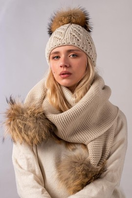 Beżowy komplet wełniany szalik oraz czapka z pomponami z futra jenota