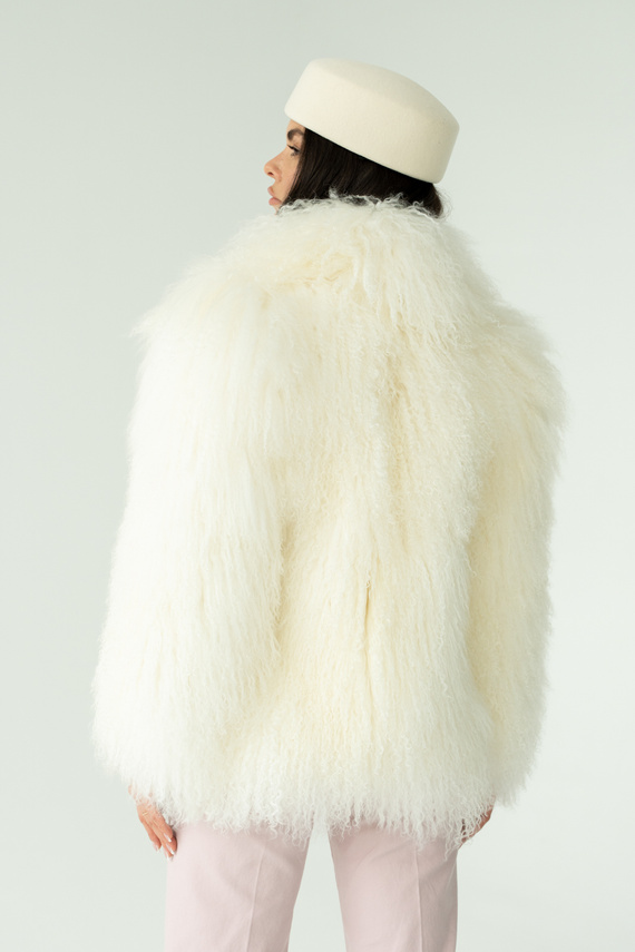 Kremowe futro z lamy z kołnierzem