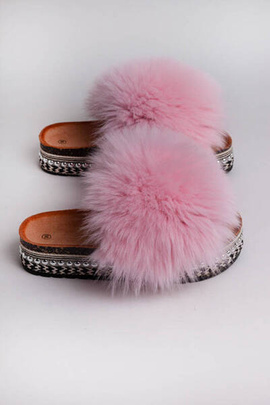 Różowe klapki z naturalnym futrem lisa