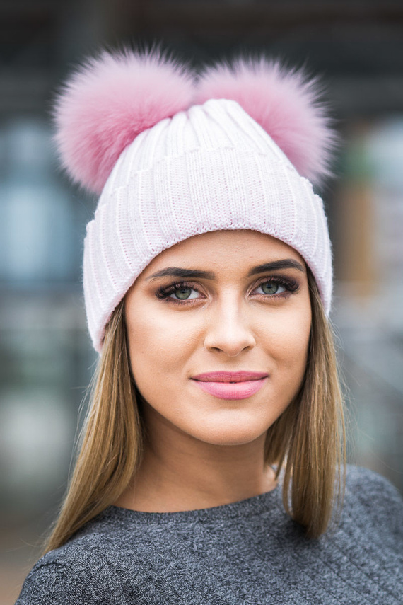 Czapka wełniana z mankietem w kolorze jasno różowym z dwoma pomponami z futra lisa