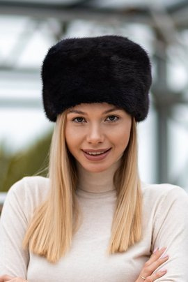 Czarna czapka z naturalnego futra norek z ozdobnymi pomponikami 