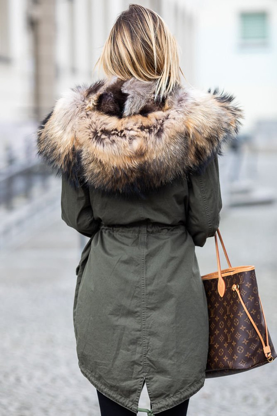 Parka damska obszyta naturalnym futrem jenota.