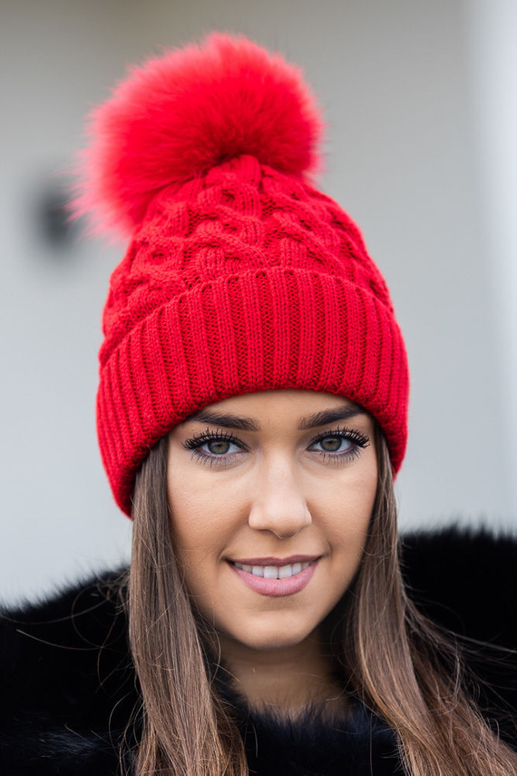 Czapka  wełniana z pomponem z naturalnego futra lisa. 