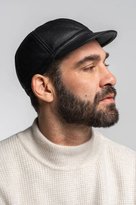 Czarna czapka skórzana z daszkiem ocieplana kożuszkiem
