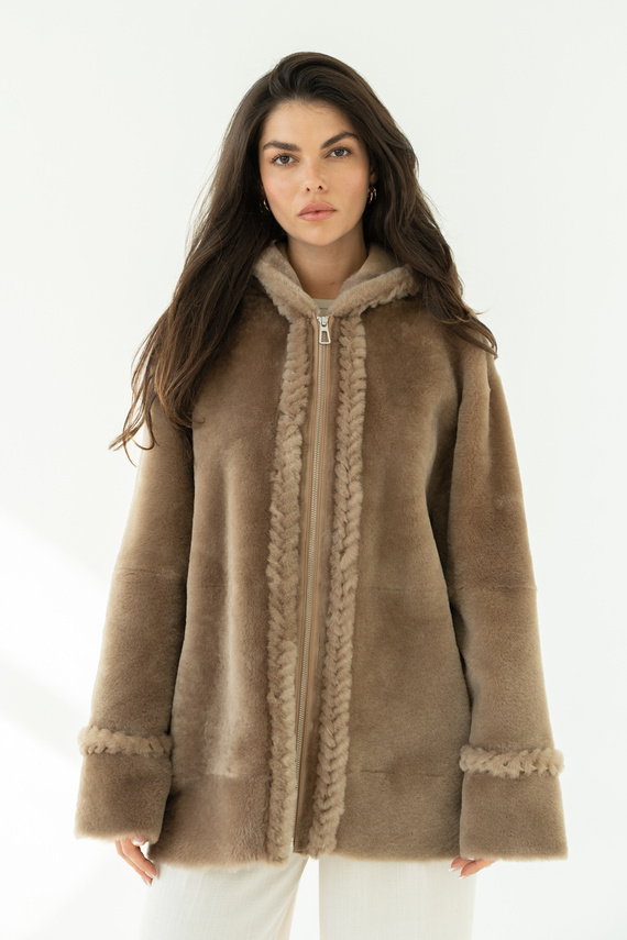 Beżowy kożuch  z kapturem ze skór jagnięcych typu merino