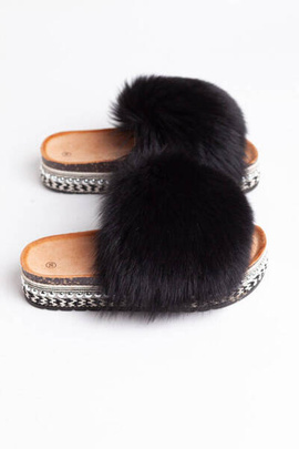 Czarne klapki z naturalnym futrem lisa