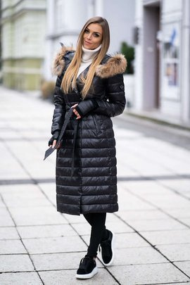 Płaszcz damski z kapturem obszytym naturalnym futrem jenota.