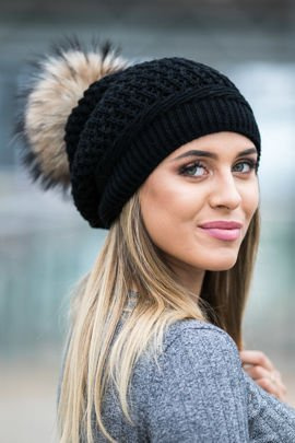 Beretka wełniana czarna z pomponem z naturalnego futra jenota.