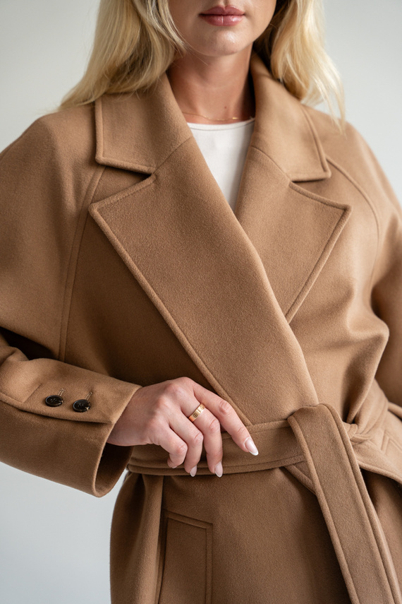 Jesienny płaszcz w kolorze beżowym