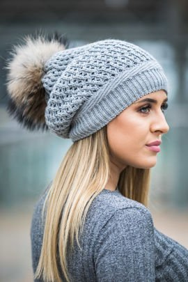 Beretka wełniana z pomponem z naturalnego futra jenota.