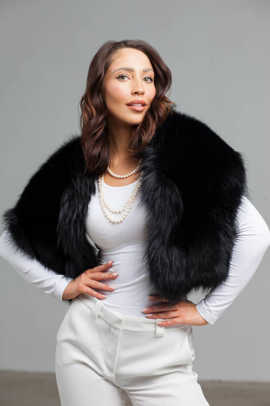 Czarna futrzana etola z lisa