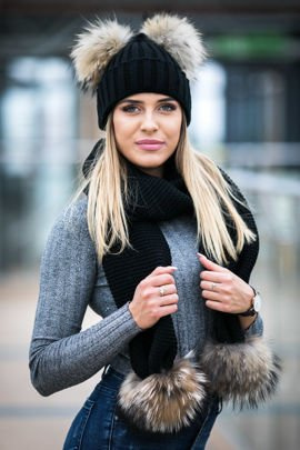 Komplet wełniany szalik oraz czapka z pomponami z futra jenota naturalnego