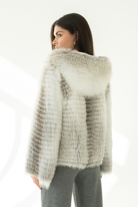 Stylowe futro z kapturem z lisów Shadow naturalnych w odcieniach szarości i bieli
