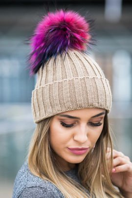 Czapka wełniana z mankietem z pomponem z naturalnego futra jenota - multikolor.