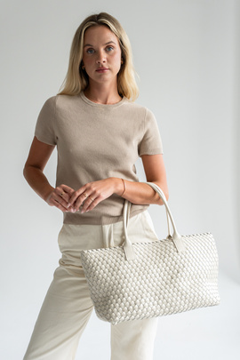 Biała pleciona torebka z naturalnej skóry