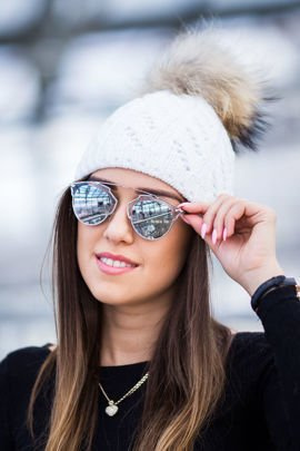 Czapka wełniana z pomponem z futra jenota