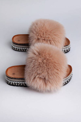 Klapki z naturalnym futrem lisa w koloże ciepłego beżu
