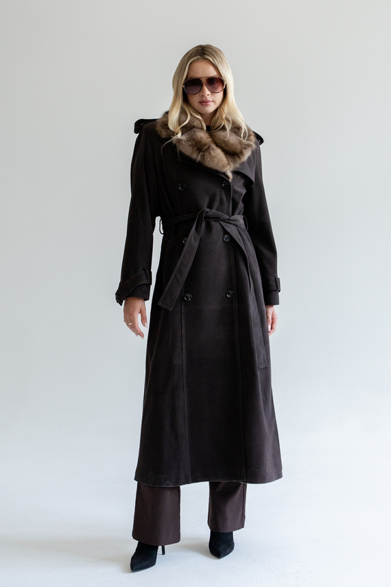 Brązowy zamszowy płaszcz trencz z kołnierzem z futra sobola ze skóry zamszowej