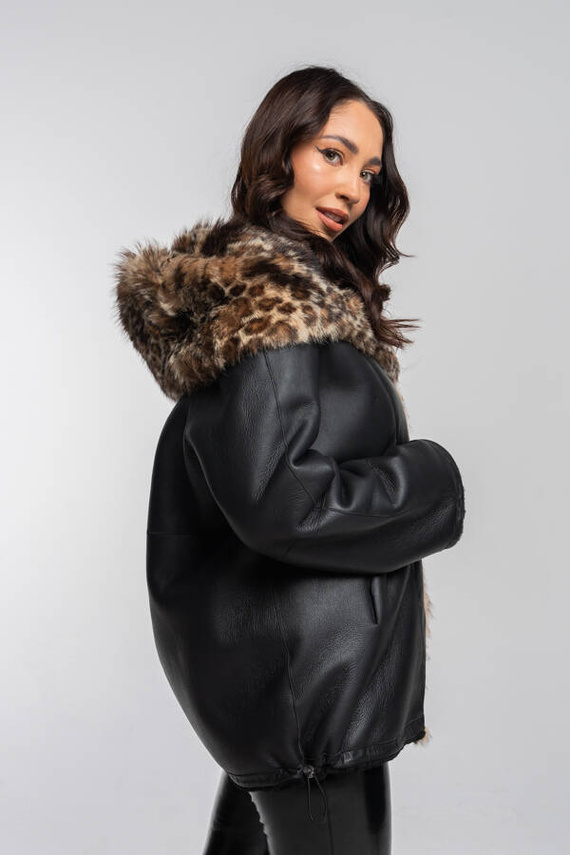 Czarny kożuch ze skór merynosów z kapturem