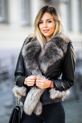 Jesienna kurtka damska skórzana z kołnierzem z naturalnego futra jenota.