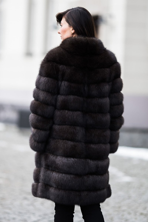Eleganckie futro z soboli naturalnych.