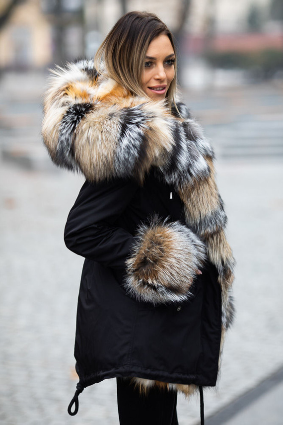 Parka damska obszyta naturalnym futrem z lisa (Iceland smoky fox). Edycja limitowana.
