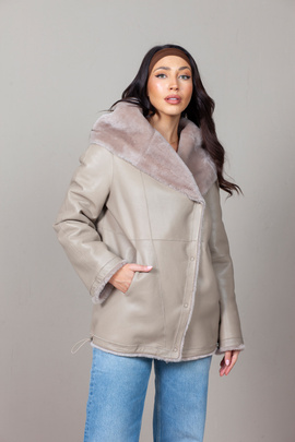 Beżowy kożuch ze skór merynosów z kapturem
