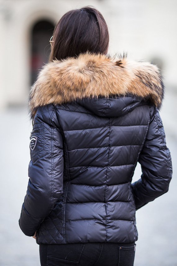 Kurtka damska puchowa z obszyciem z naturalnego futra jenota - Zora
