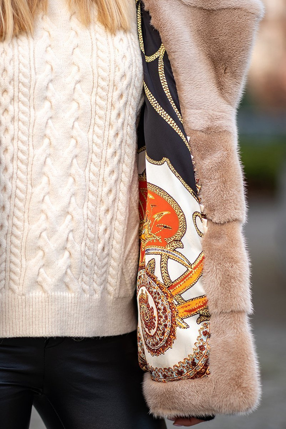 Beżowe futro z grzbietów norek