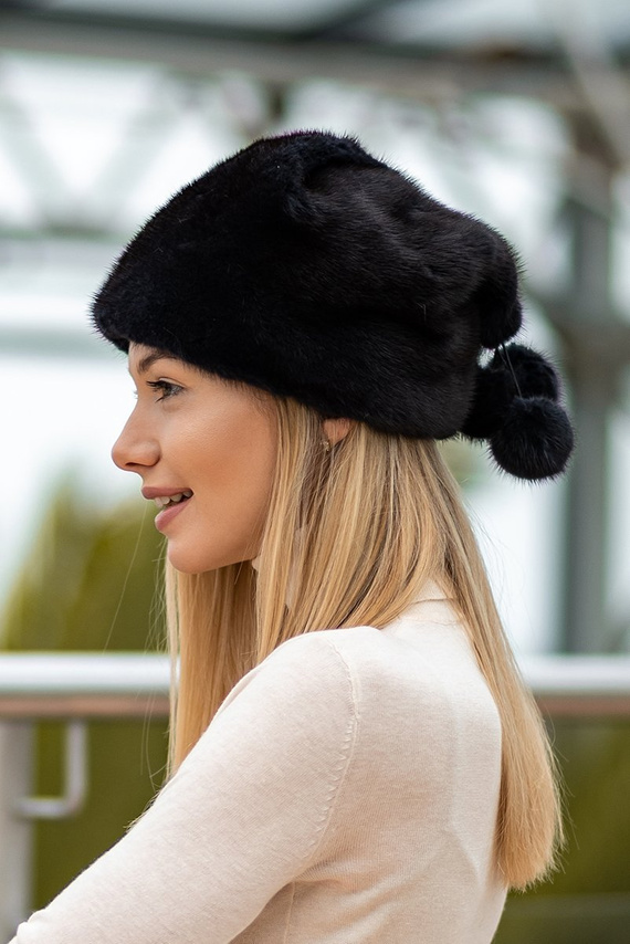 Czarna czapka z naturalnego futra norek z ozdobnymi pomponikami 