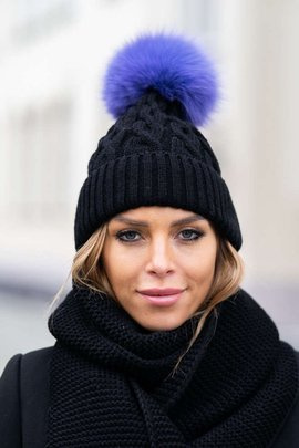 Czapka wełniana z warkoczem, z pomponem z naturalnego futra lisa.