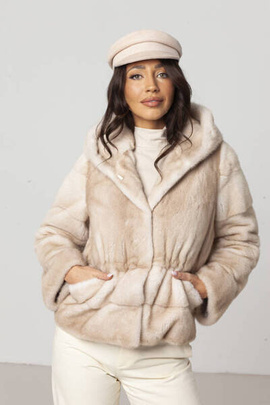 Beżowe futro naturalne z grzbietów norek z kapturem