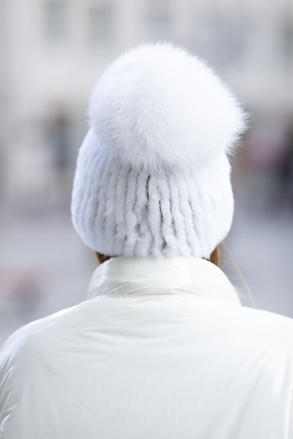 Czapka z naturalnego futra norek w kolorze białym z pomponem w rozmiarze XXL z naturalnego futra lisa.