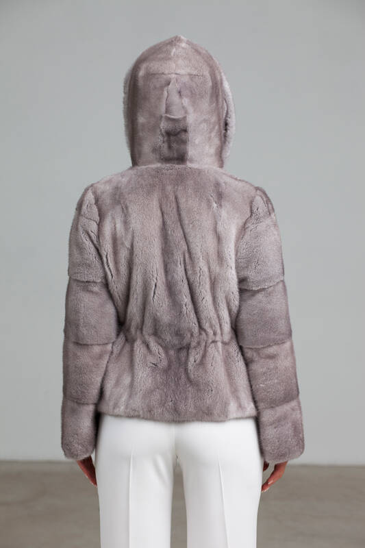 Szafirowe futro naturalne z grzbietów norek z kapturem