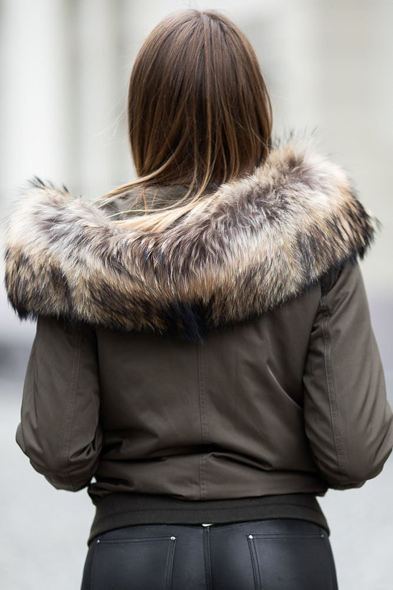 Kurtka bomberka obszyta naturalnym futrem jenota